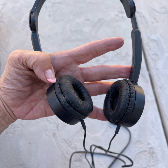 Black plug in headphones - Picture 2 of 2